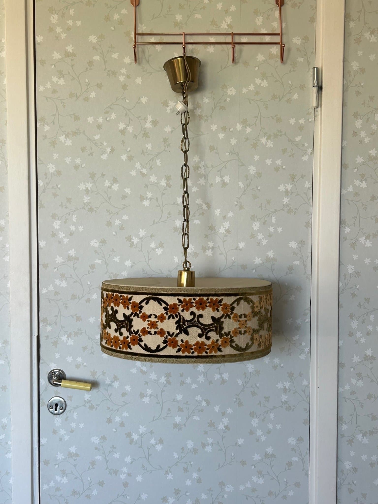 Retro 60 tal . Taklampa med Blommotiv och mässing
