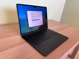 MacBook M3 Midnight – ny, 3 år garanti, batteri 100%