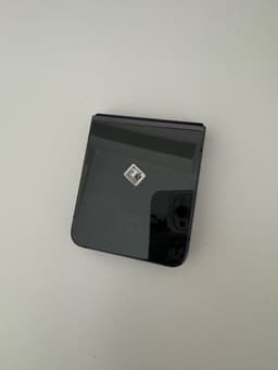 Samsung Galaxy Z Flip5 , finns kvitto och kartong. Bara testad .