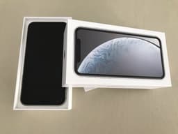 iPhone XR 64 GB Vit färg med IDEAL OF SWEDWN Svart Plånbokfodral