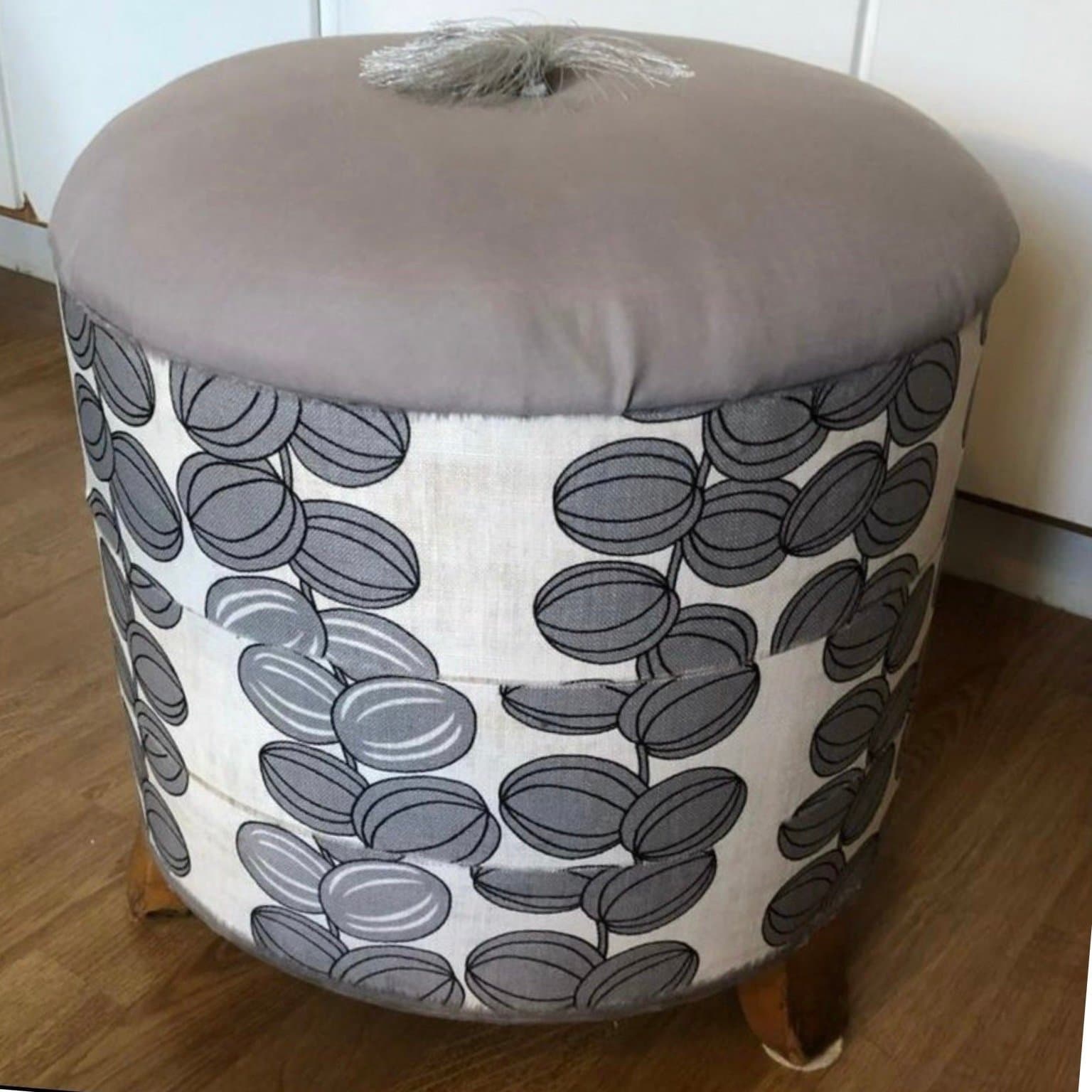 Pall med förvaring i Josef Frank /svenskt Ten tyg lim lackad