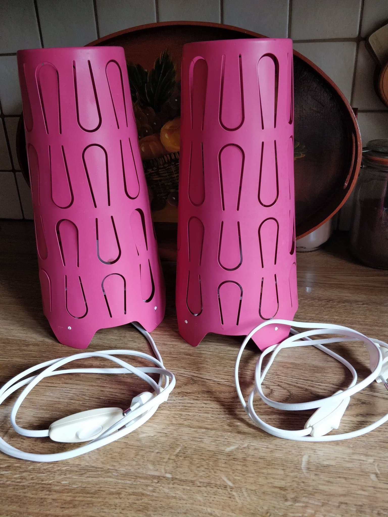 Två stycken rosa lampor Ikea Kajuta i fint skick