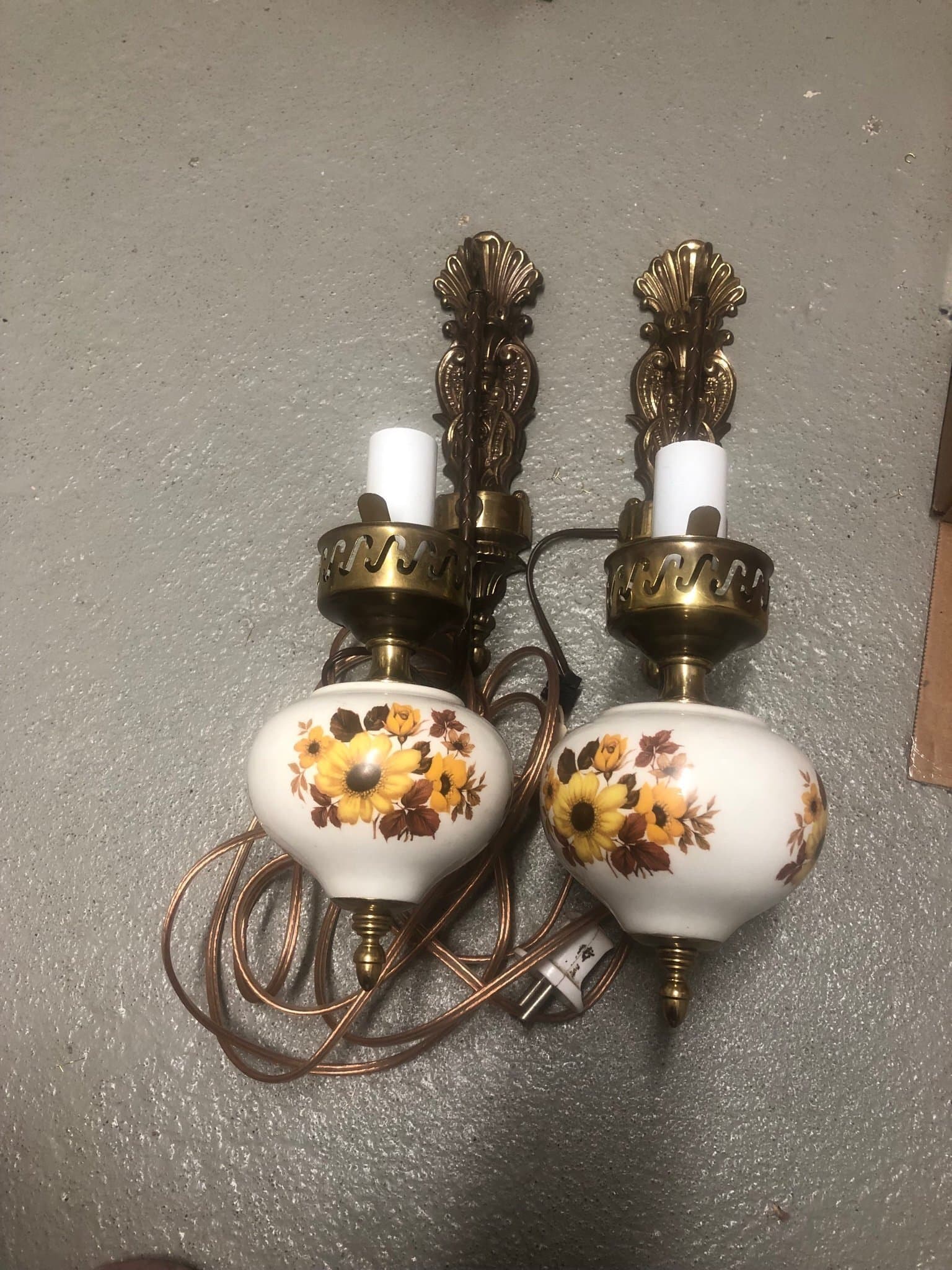 Vägglampor med blommönster