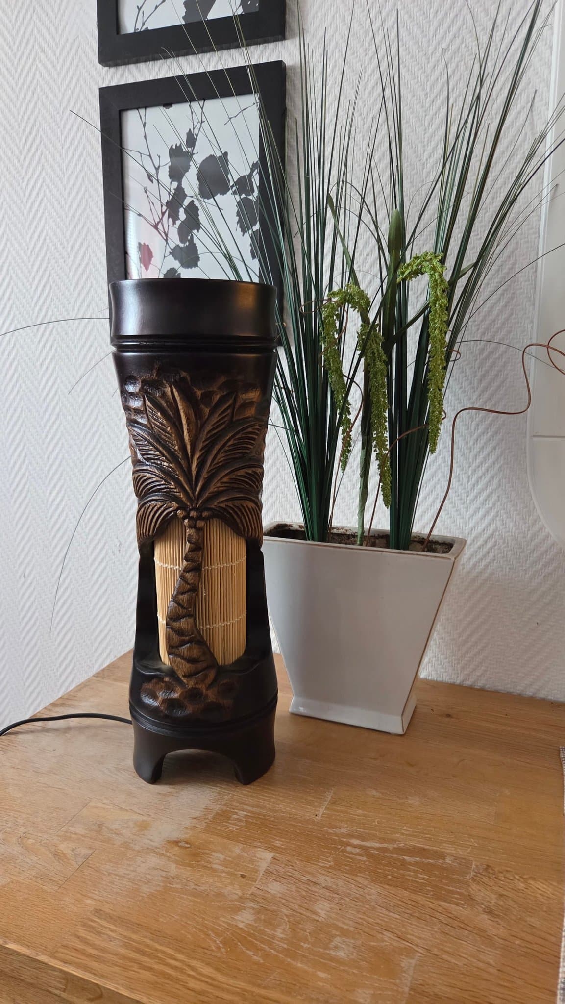 Dekorativ lampa i trä med motiv av tropisk palm – blickfånget i ditt hem!