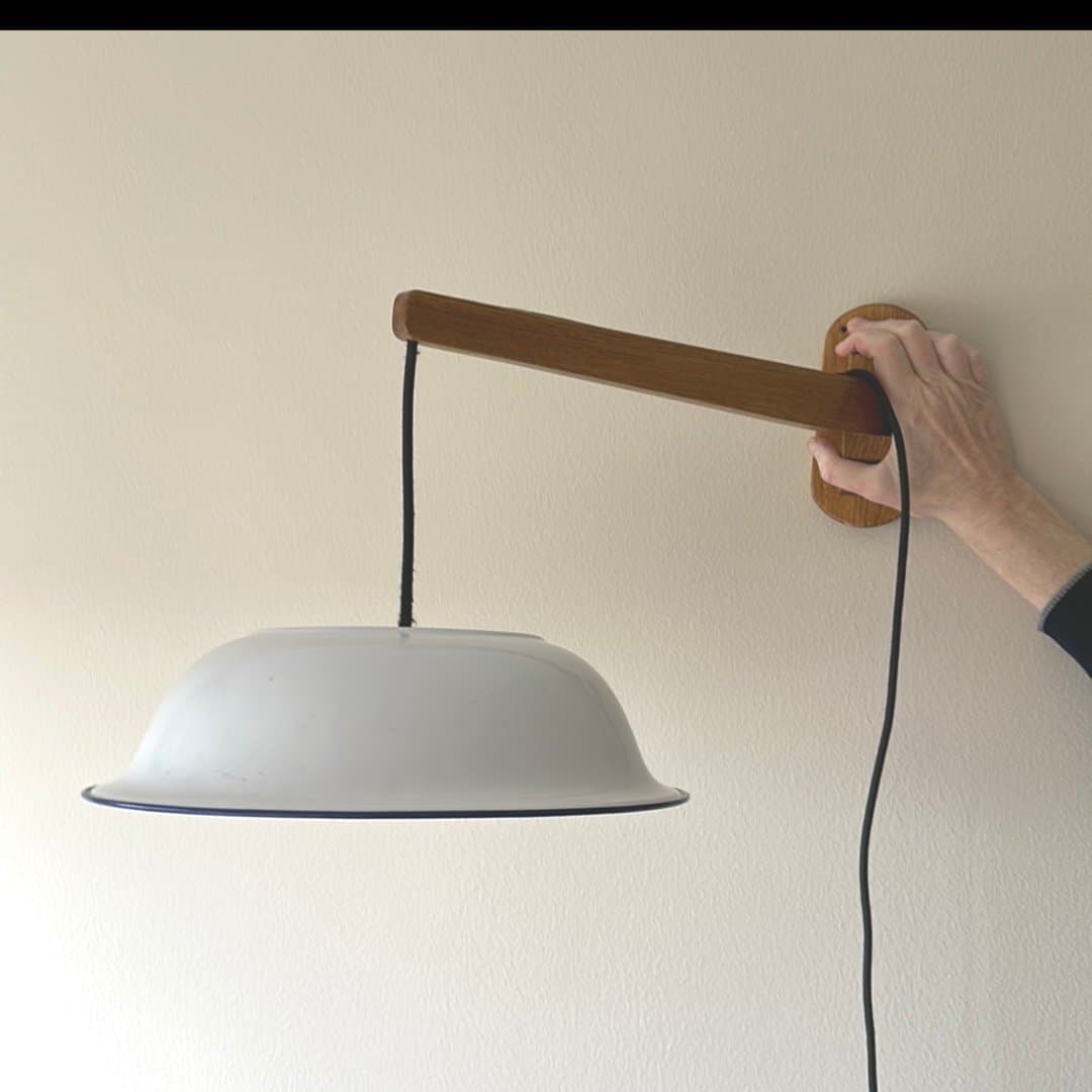 Vägglampa av Kockums tvättfat, ek fäste, egen design
