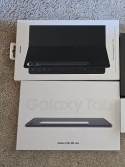 Oöppnad Samsung Tab S10 Lite med Keyboard Slim