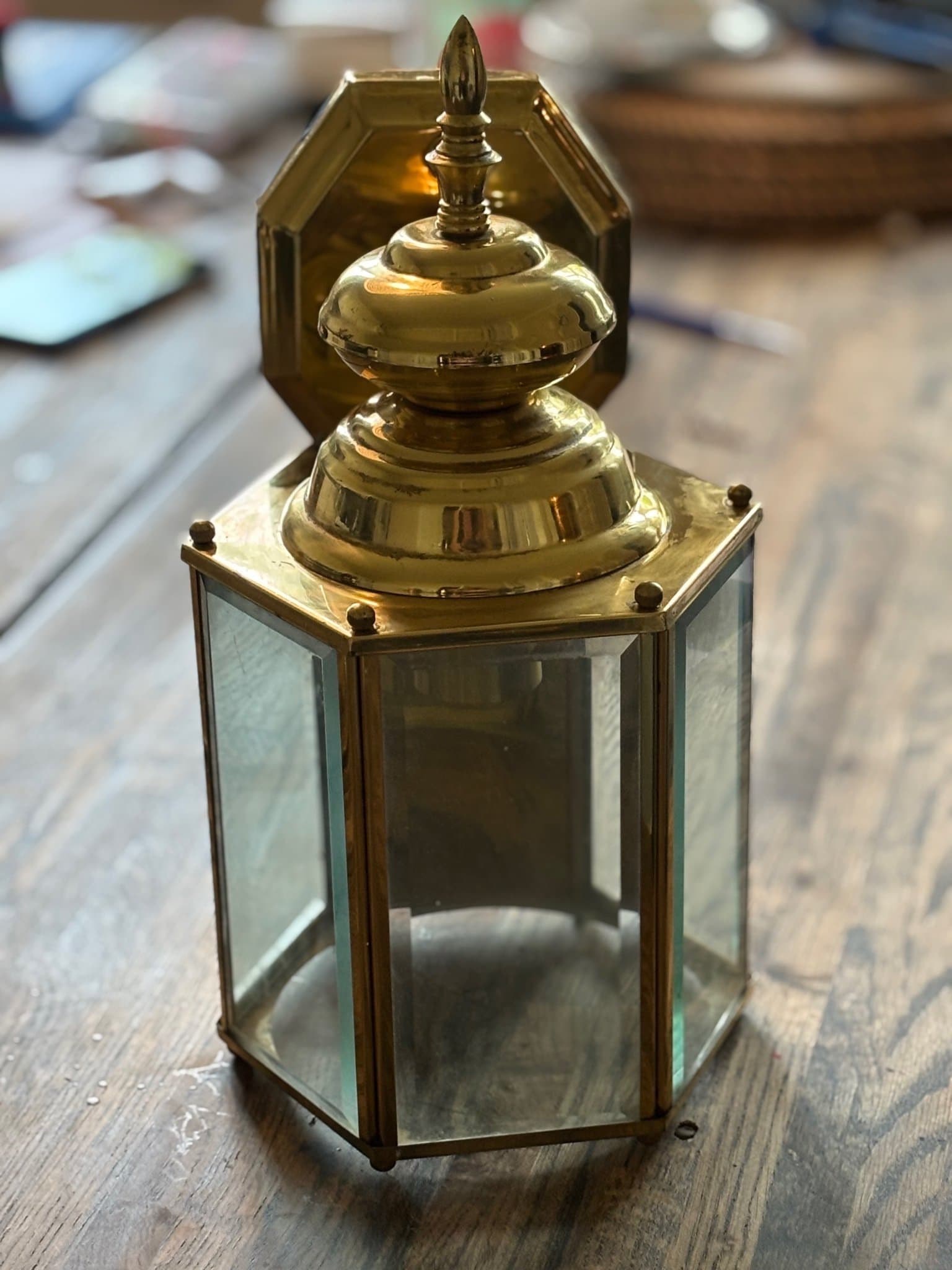Vägglampa i mässing och glas