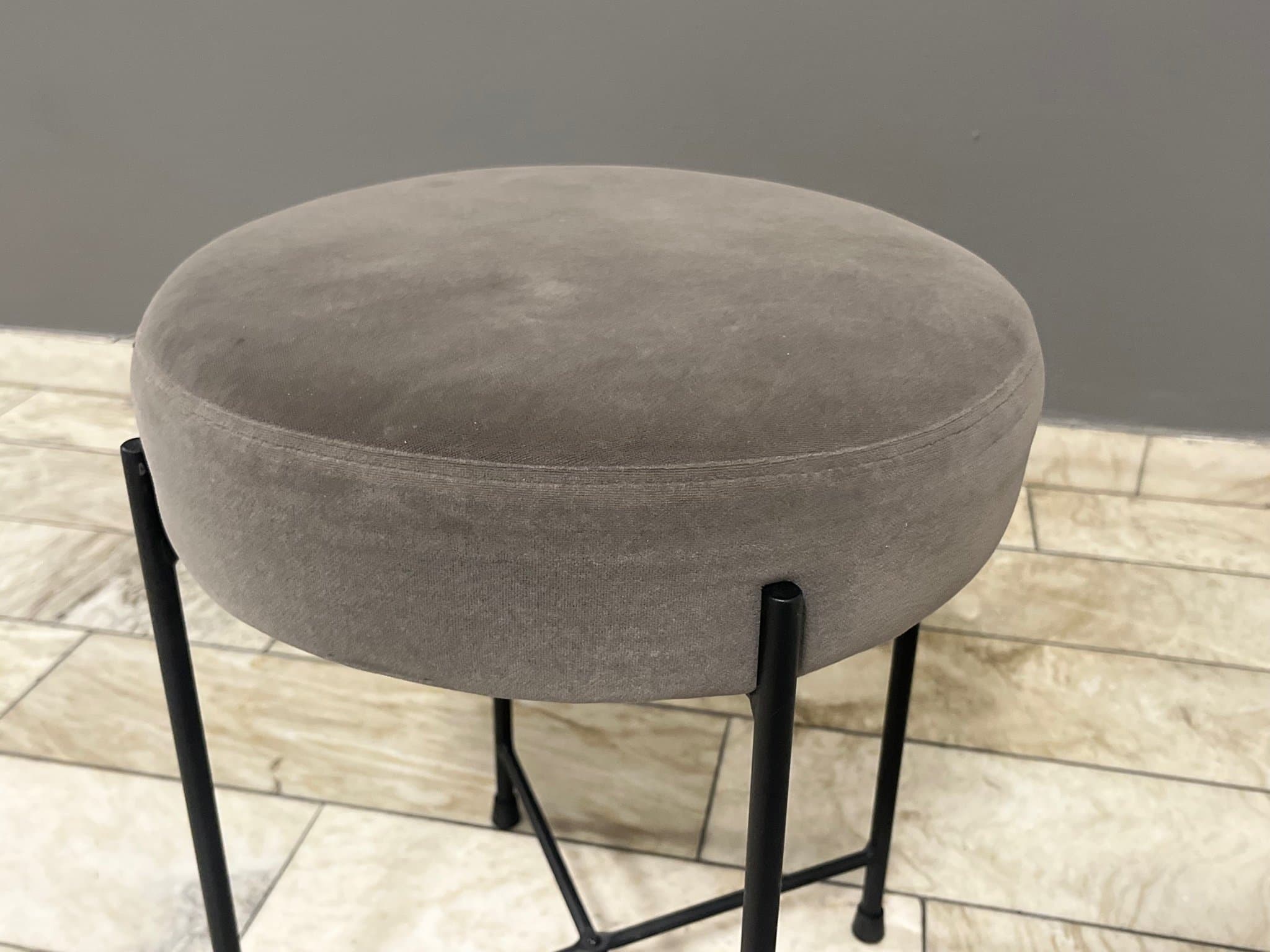 Minimalistisk pall med grå sits