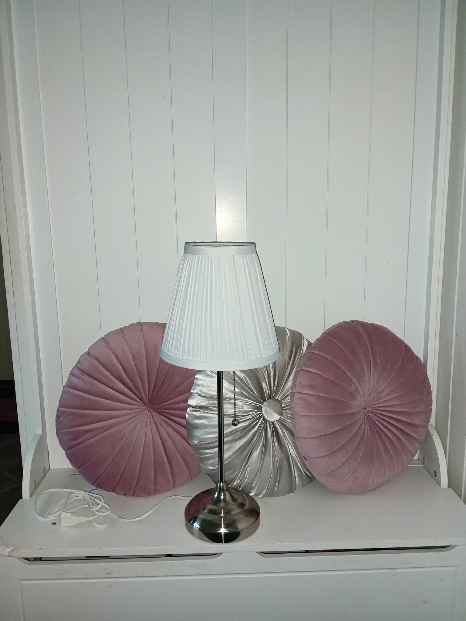 Bordslampa med dekorativa kuddar