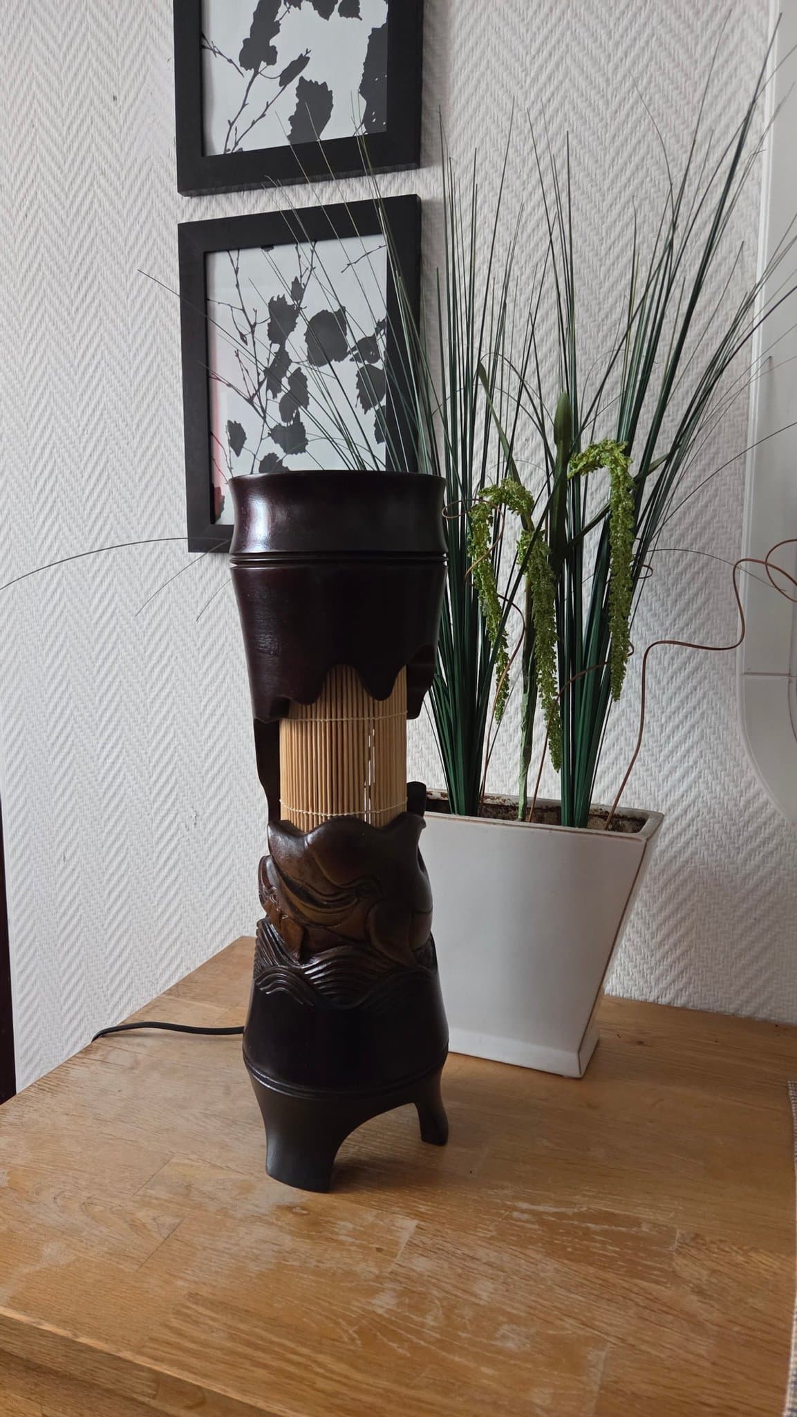 Unik handgjord lampa i trä med delfin motiv – exklusivt med havskänsla!