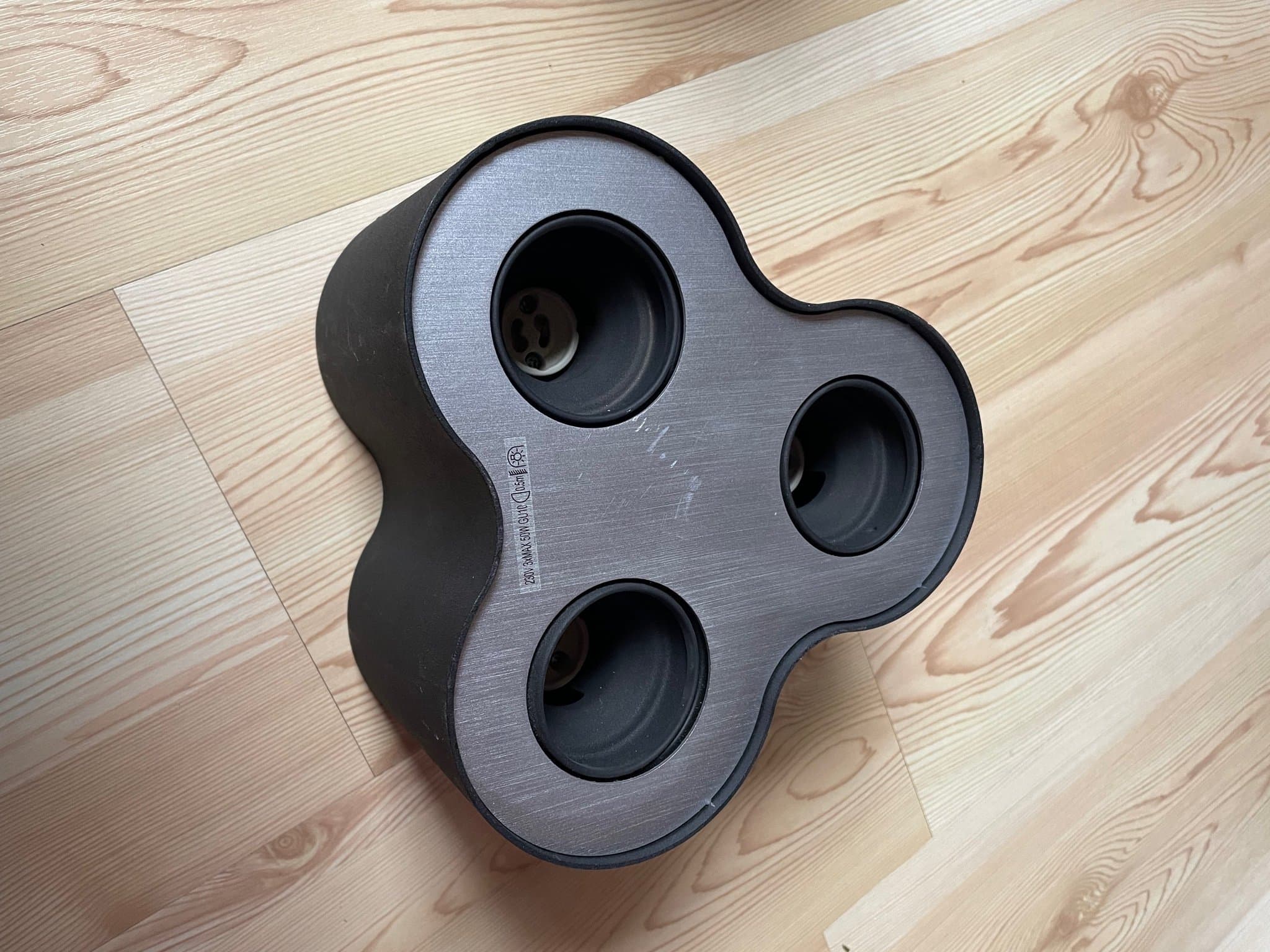 Massive Nero Vägglampa