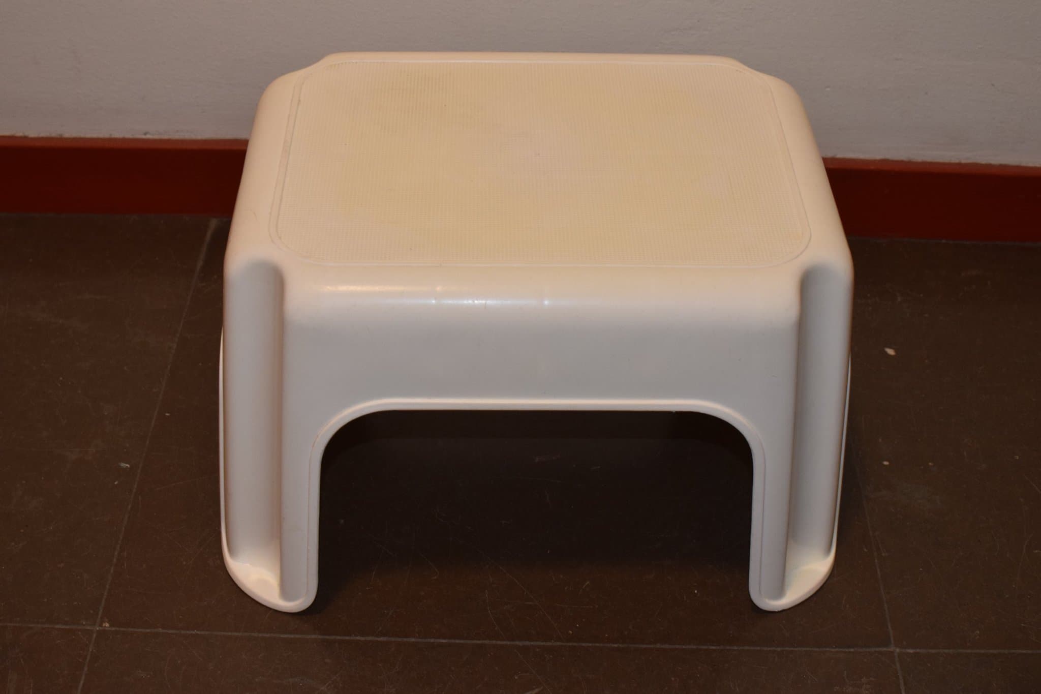 plastpall / badrumspall / fotpall / barnpall vit plast ca 35 x 28 x 24