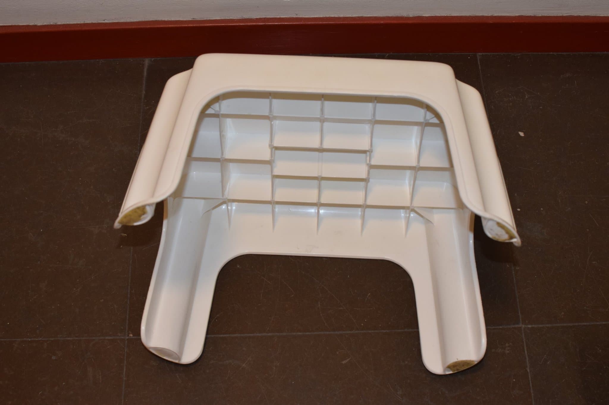 plastpall / badrumspall / fotpall / barnpall vit plast ca 35 x 28 x 24