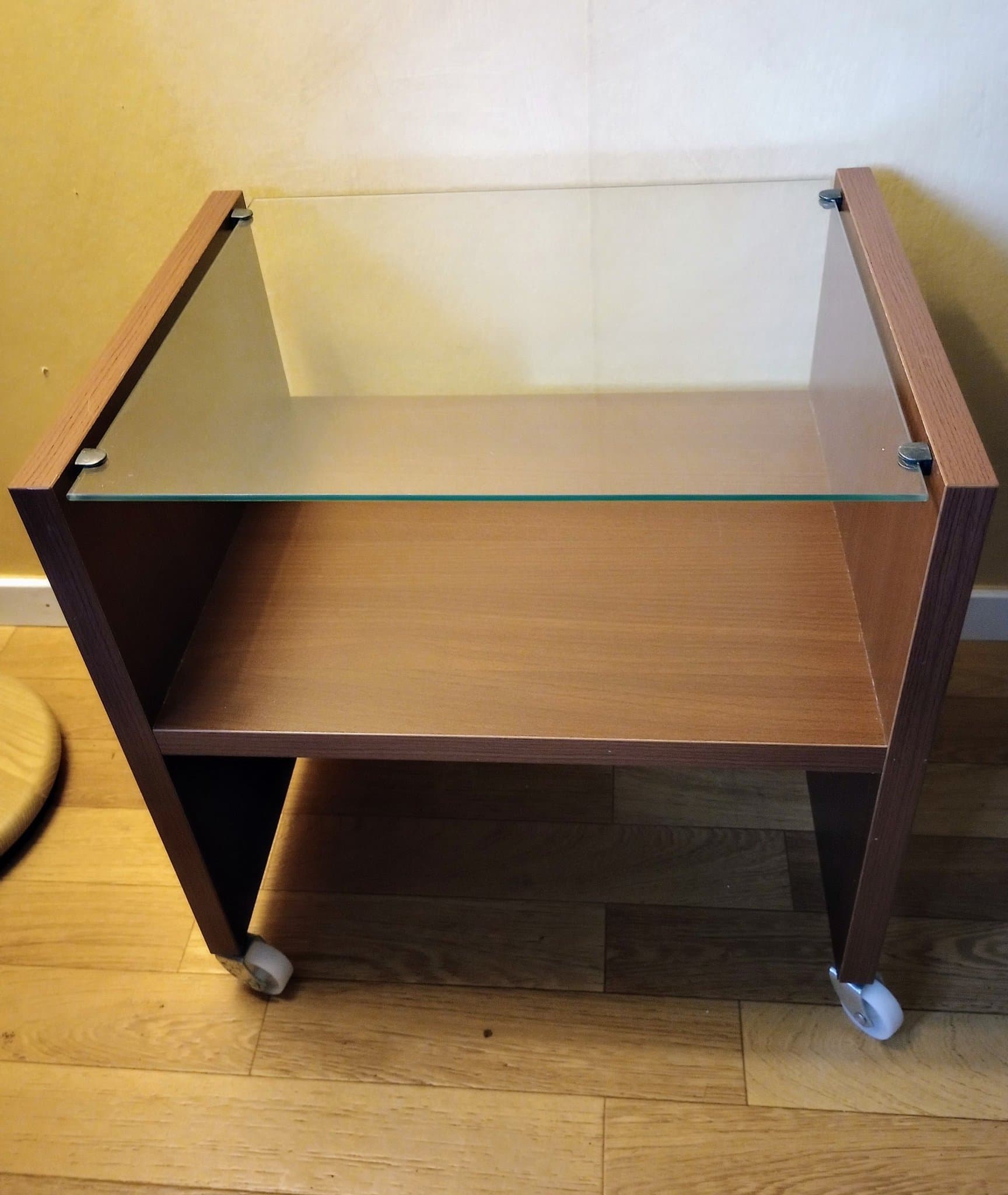 Sängbord med glastop