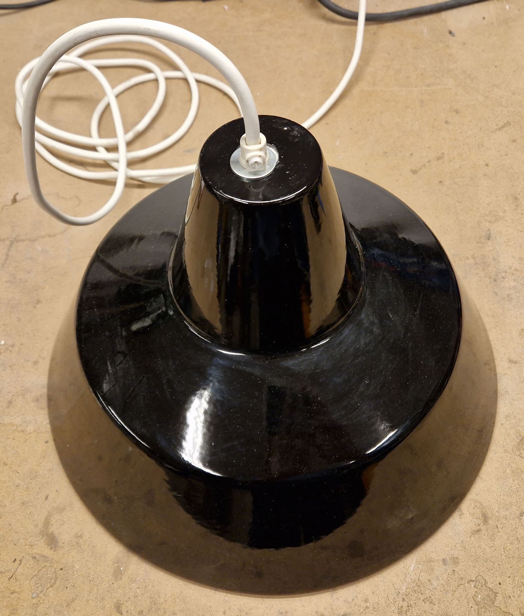 Emaljerad lampa i industridesign