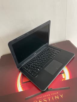 Fin dell 13.3 tums core i3-6006u,8GB ddr4,500GB HD,allt funkar,laddare ingår