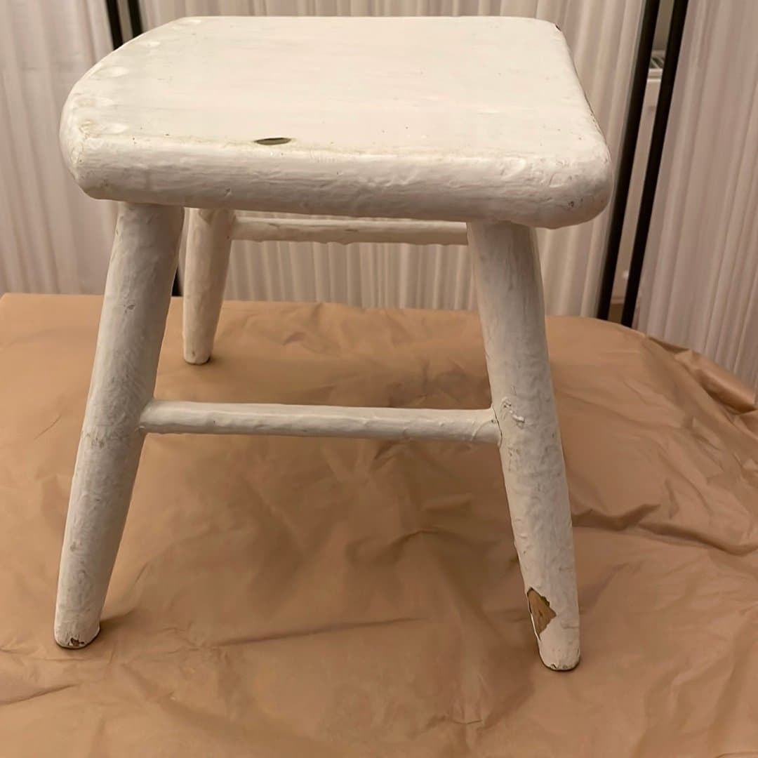 Vit träpall, förmodligen varit en liten barnstol