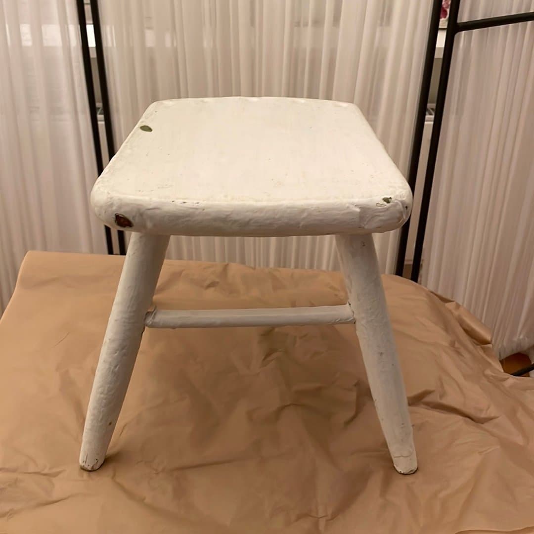 Vit träpall, förmodligen varit en liten barnstol