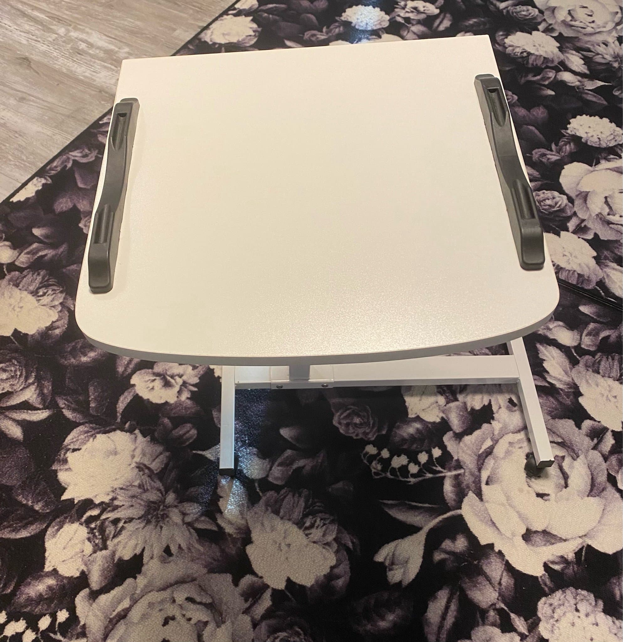 Justerbart bord med hjul , perfekt skick utan repor o skador, djurfri hem