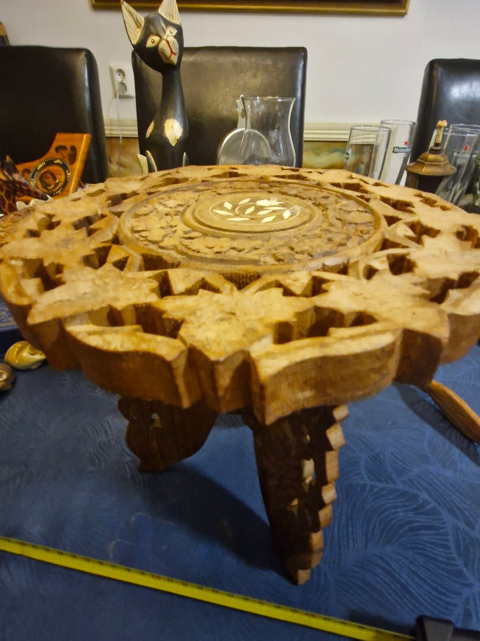 Dekorativt litet träbord diameter 22 cm