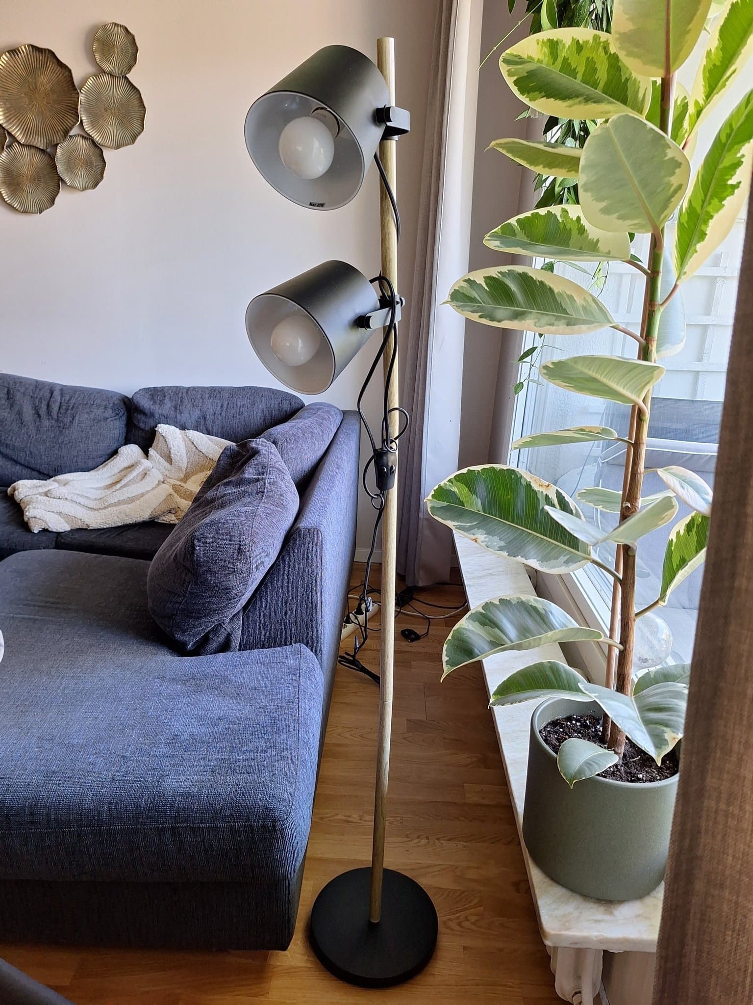 Golvlampa med dubbla lampor