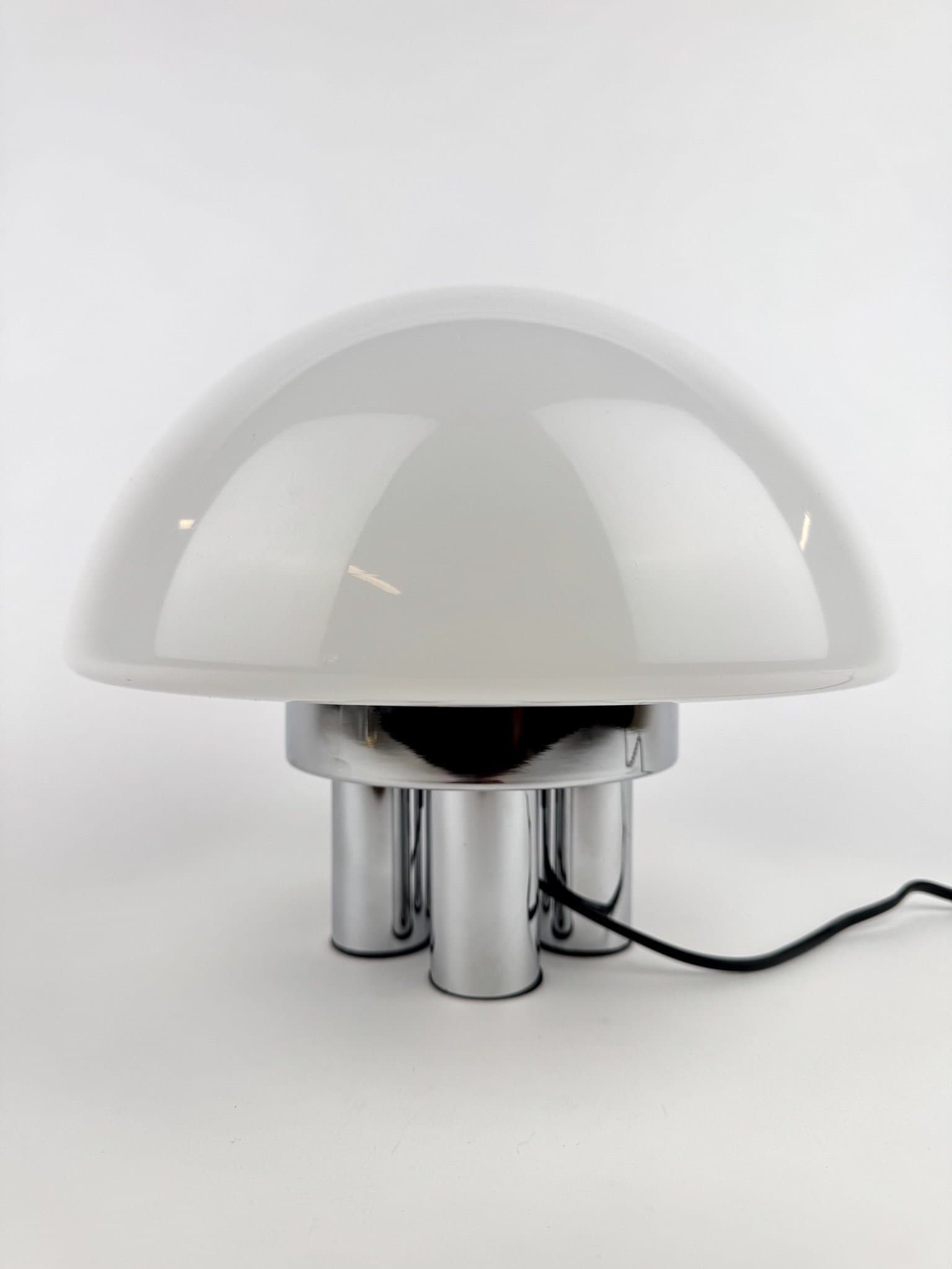 Vit bordslampa i glas och krom, Bauhaus 70-tal
