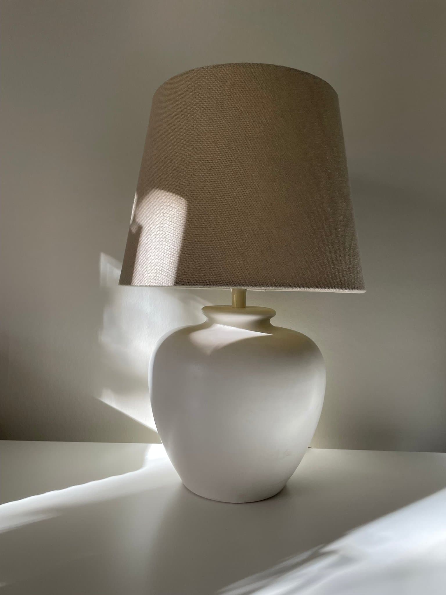 Bordslampa med beige lampskärm