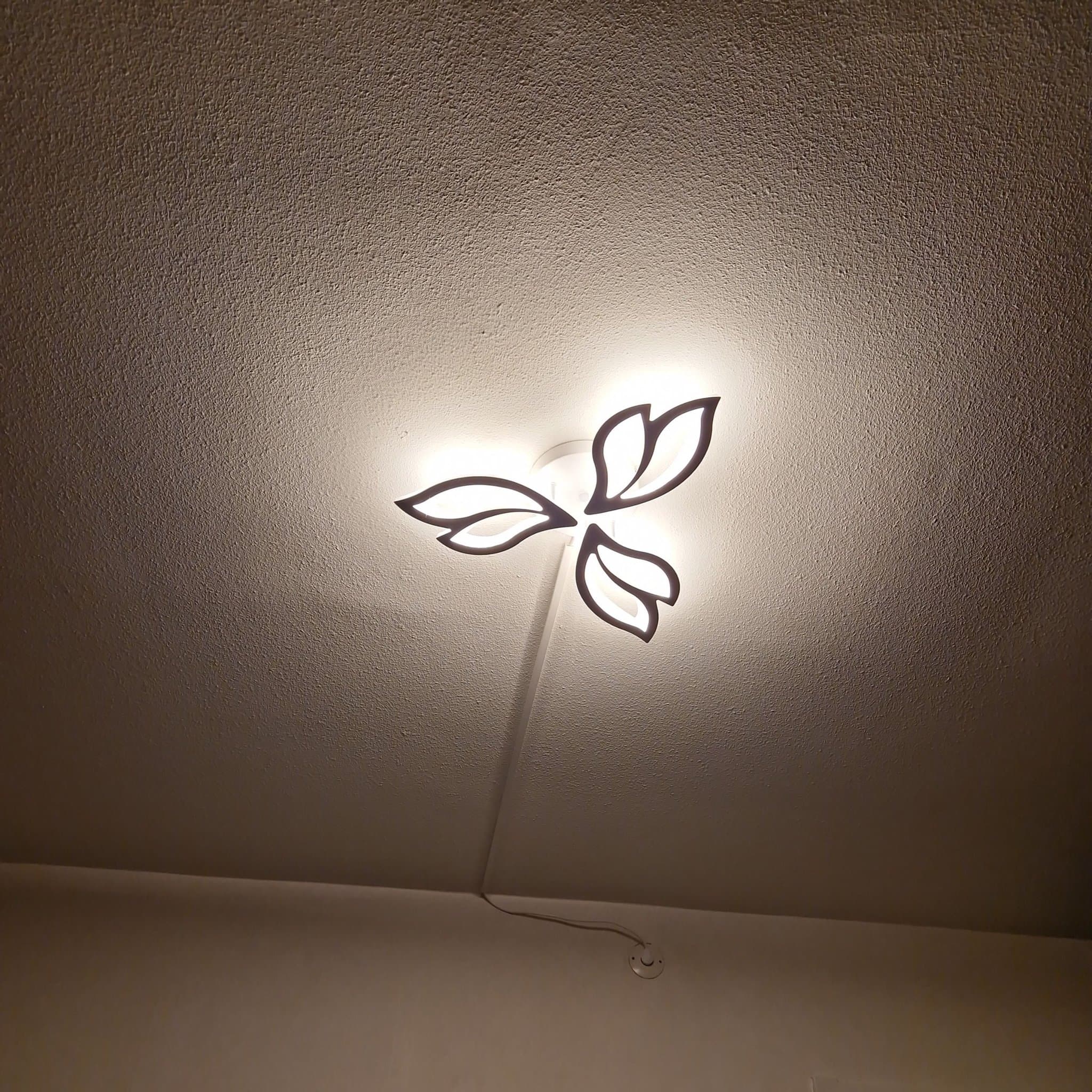 Modern elegans LED-taklampa i bladform (50 cm)