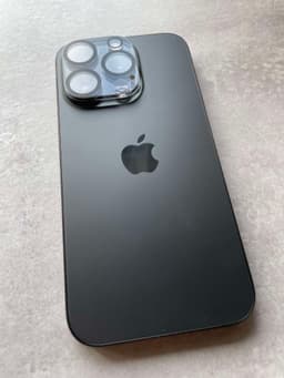 iPhone 15 Pro 100% batteri.
