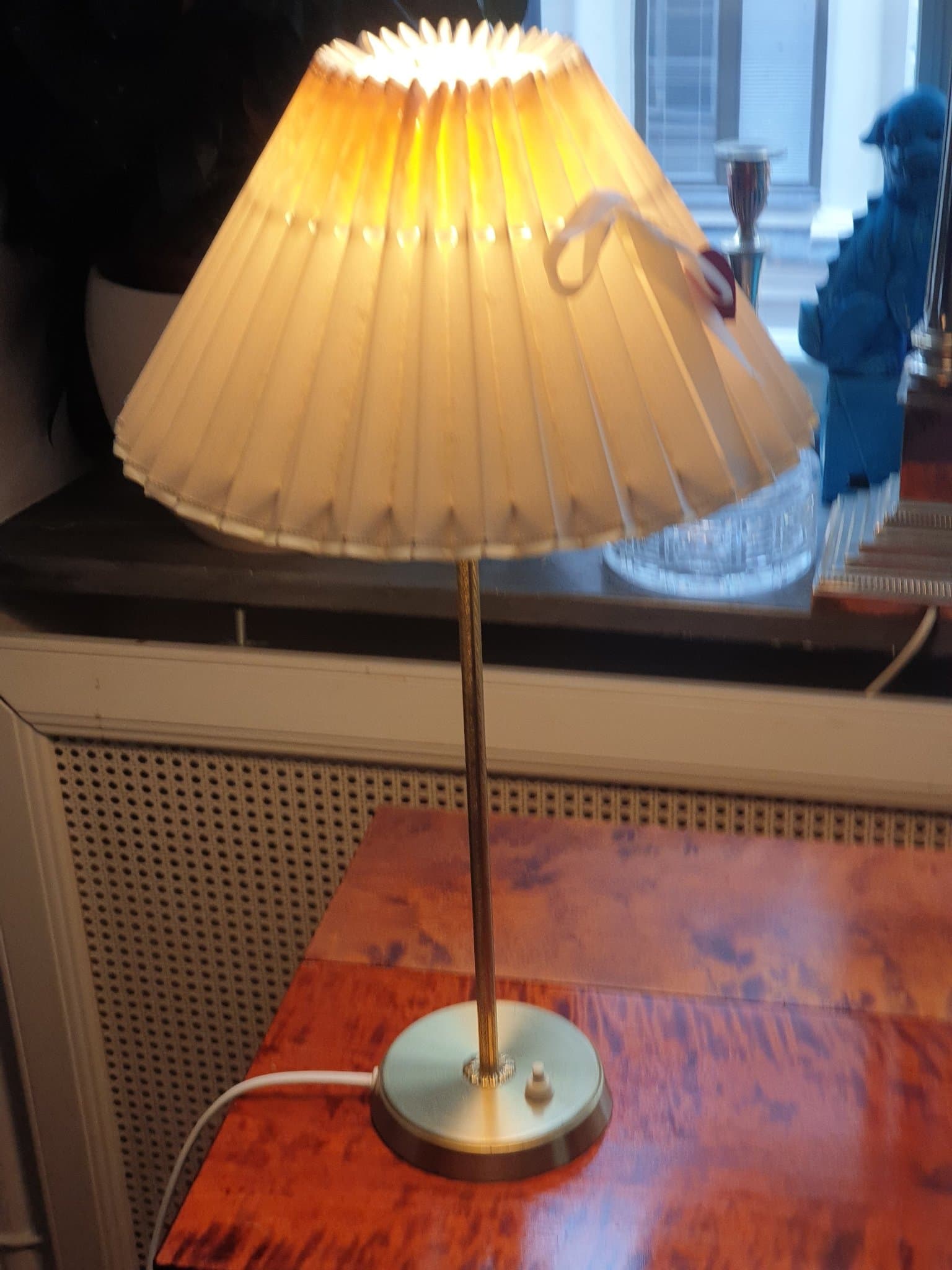 Bordslampa i mässing med plisserad skärm