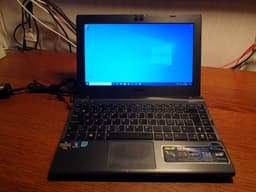 Asus Eee Pc 1225b ,med några små defekter.