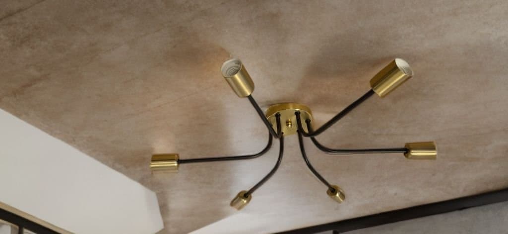 Modern nordisk taklampa i svart & guld – Elegant design för hemmet