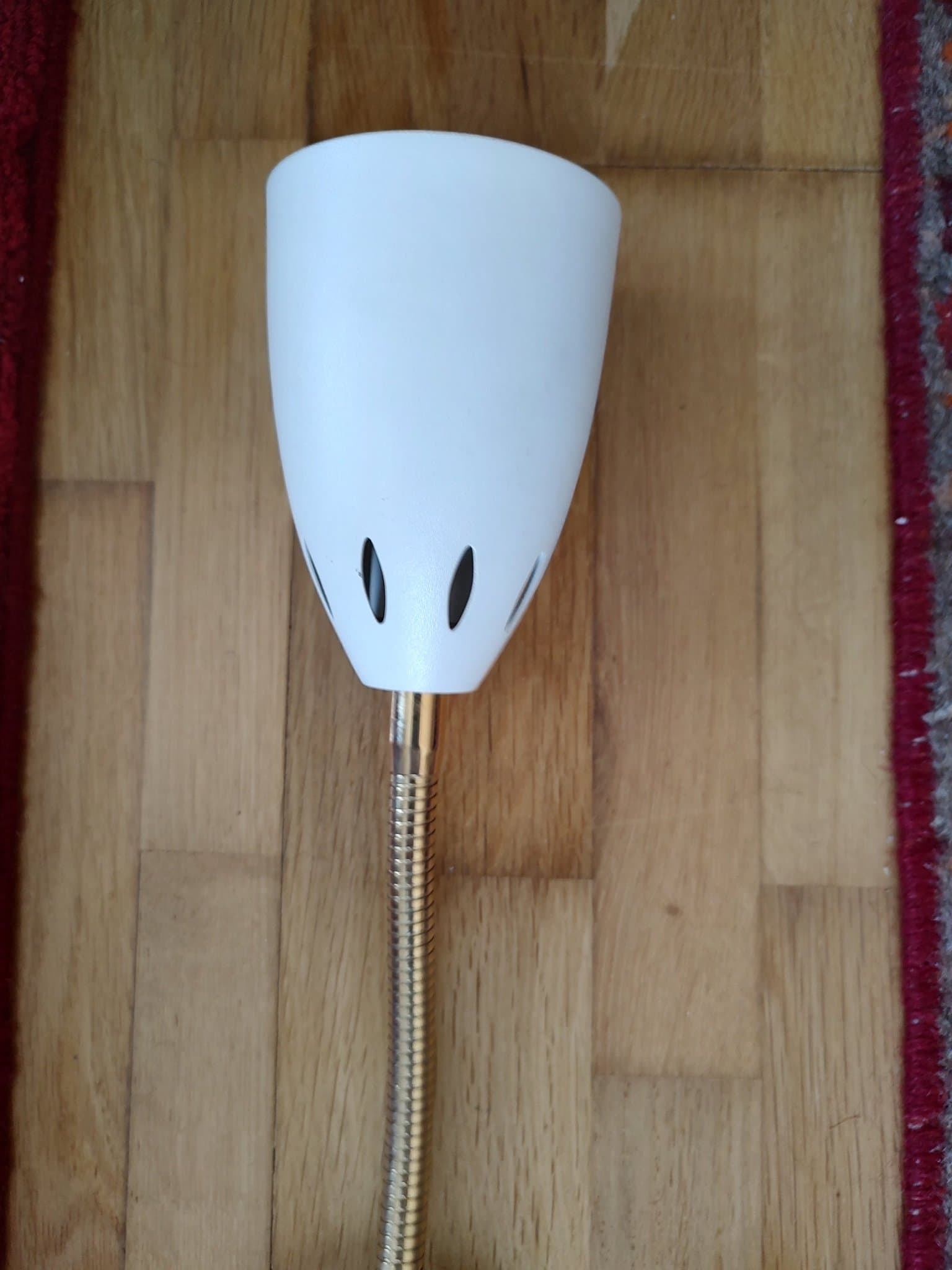 Vägglampa med flexibel arm