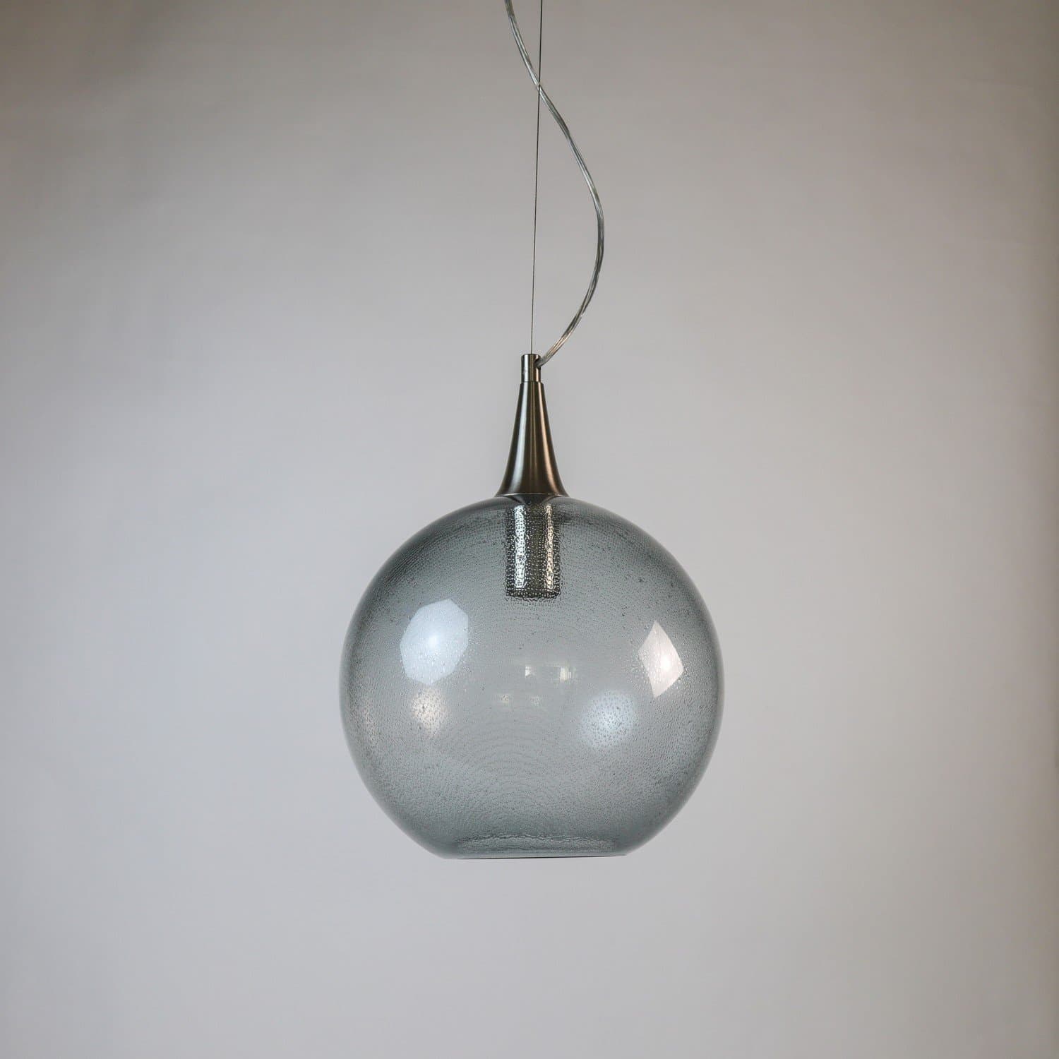 Modern design-taklampa med tonat glas med dekorativt mönster i glaset. Italien.