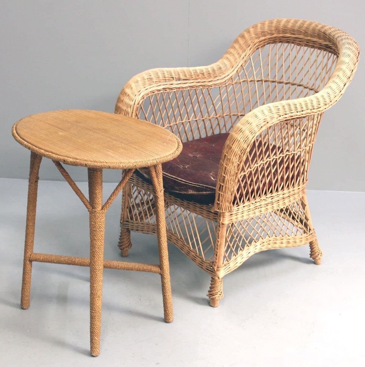 Gammal fin rottingfåtölj och tillhörande bord !