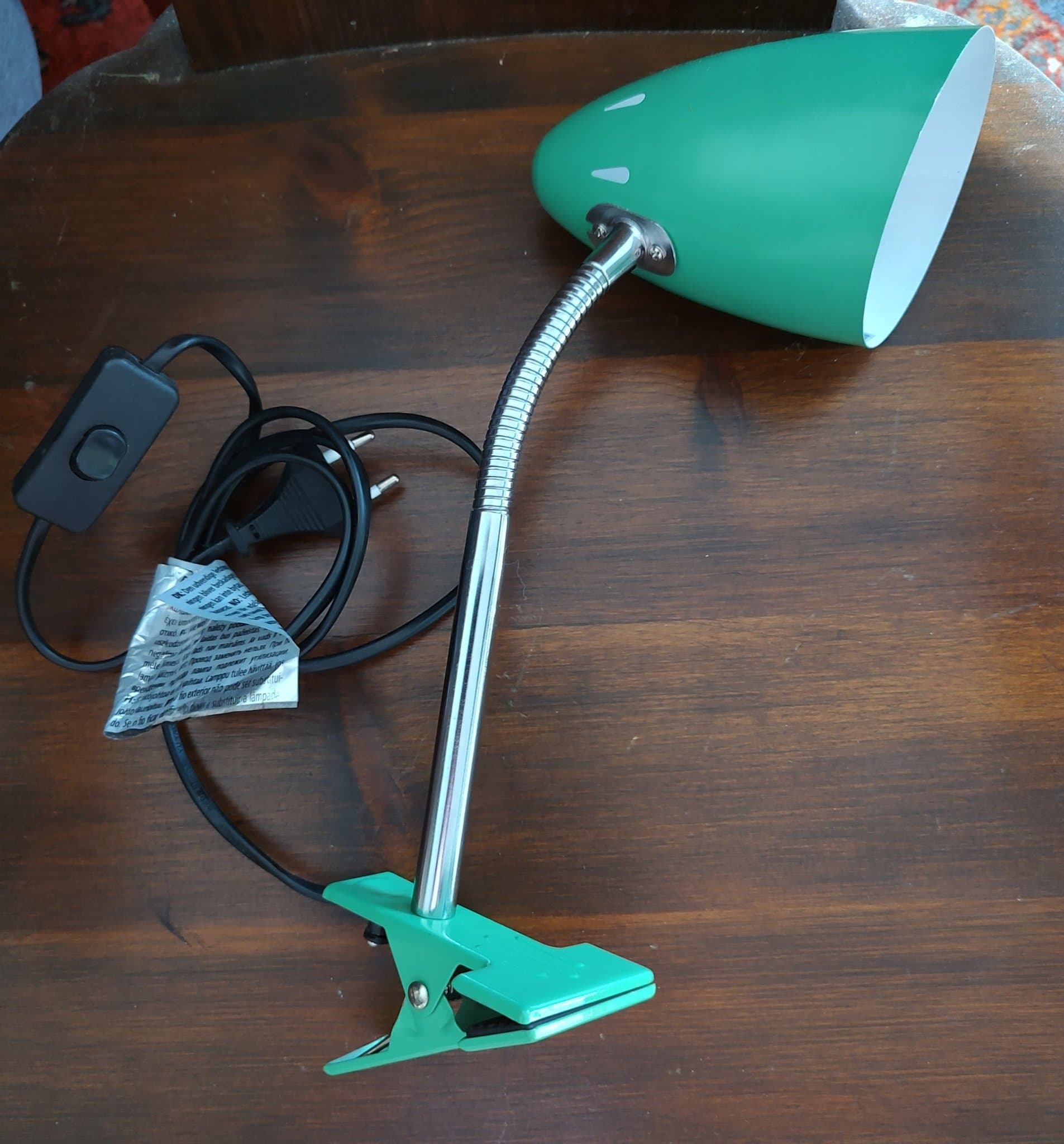 Grön bordslampa i metall med klämma