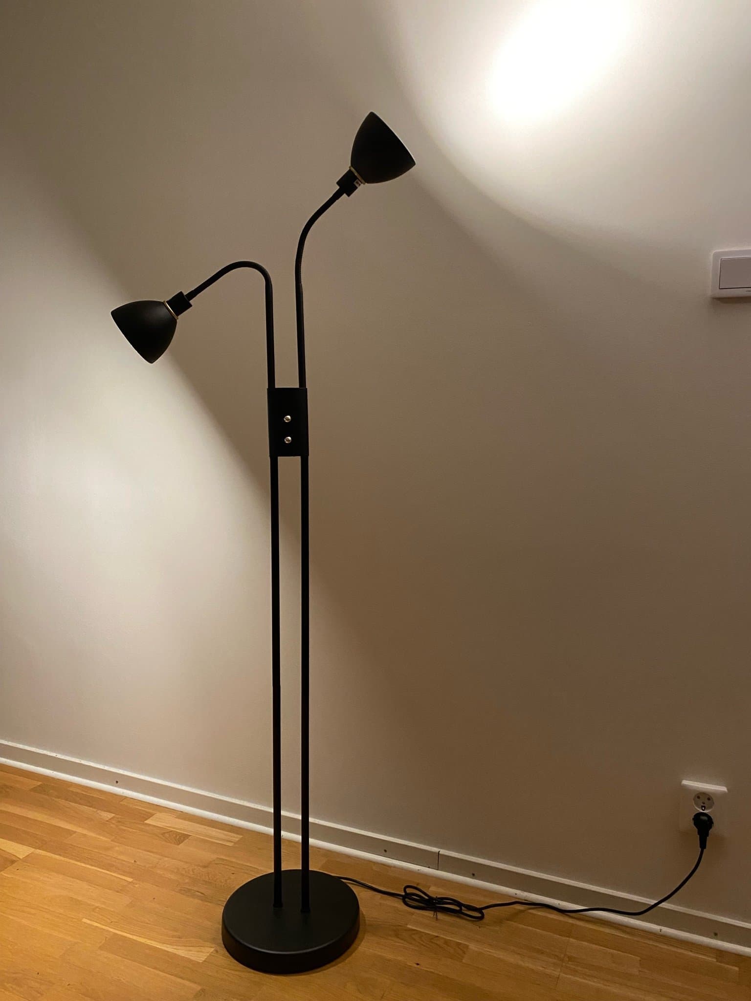 Jotex Golvlampa med dubbla dimbar lampor (Ingen glödlampa)