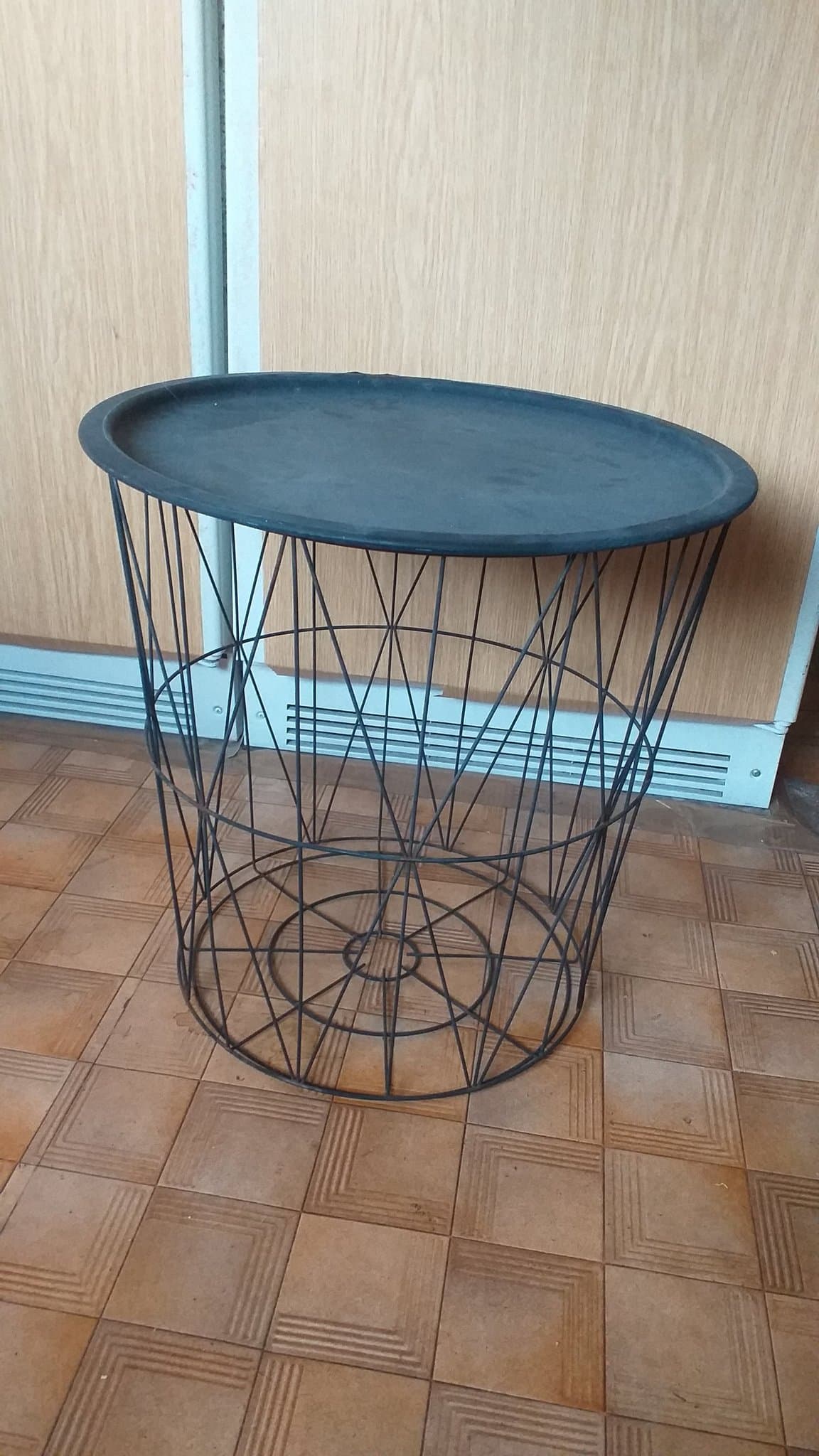 Brickbord i svart metall. H46 44cm i diameter trådmodell