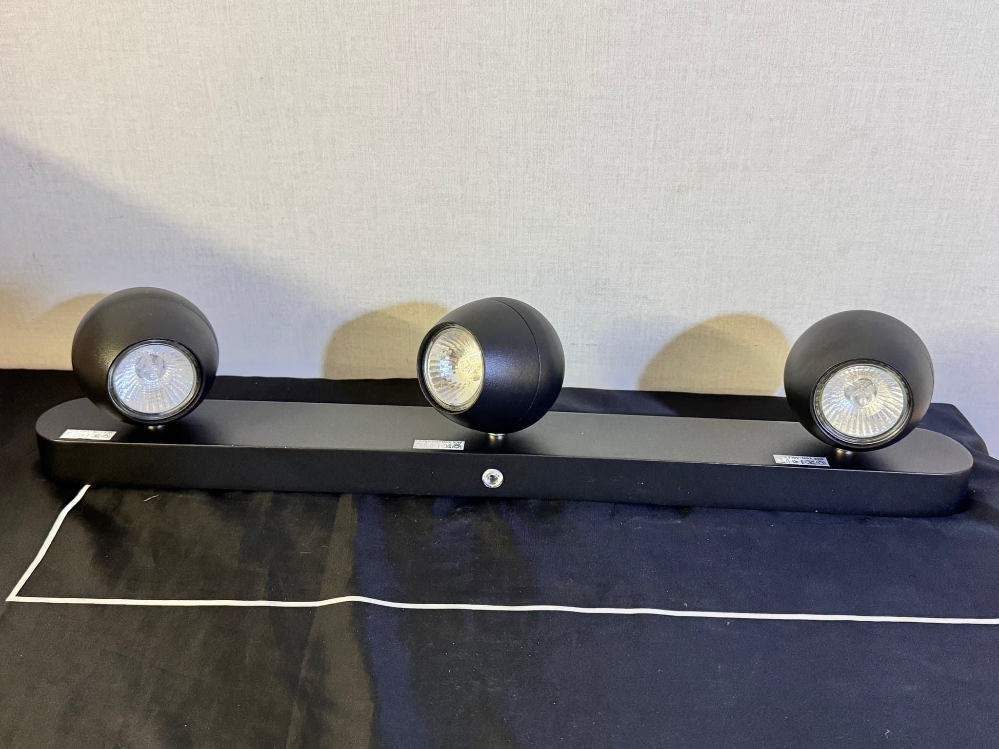 Svart Spotlight med tre lampor