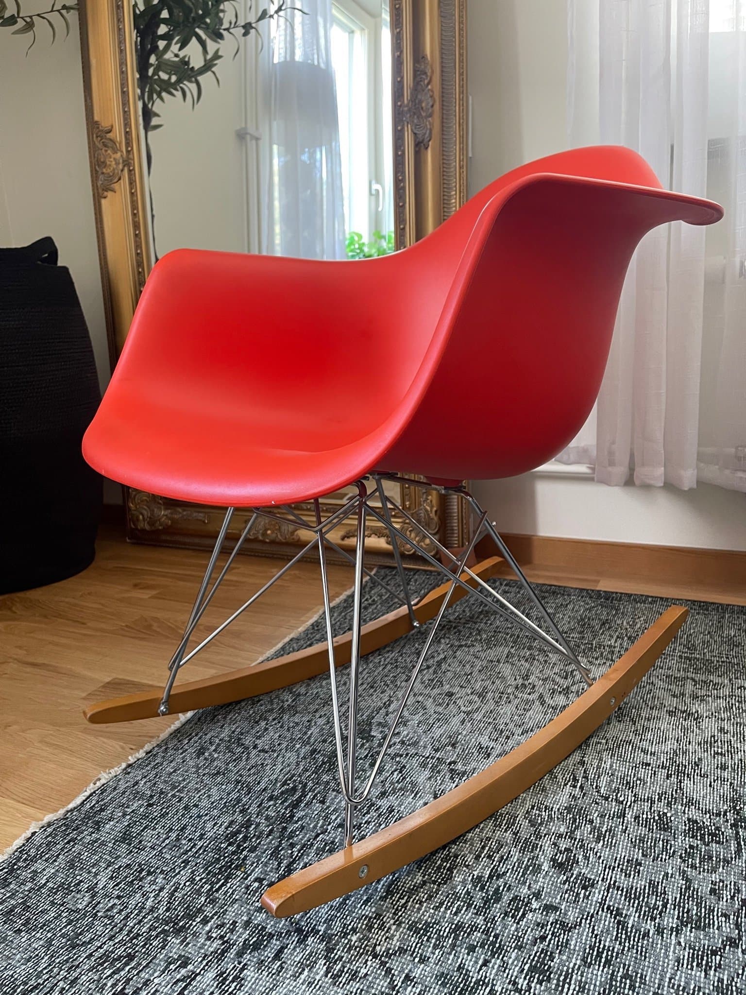 Vitra Eames RE Plastic Armchair RAR gungstol Poppy red