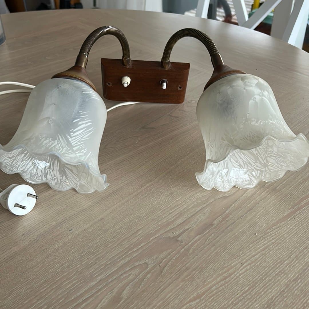 Så fin vägglampa med två armar vintage