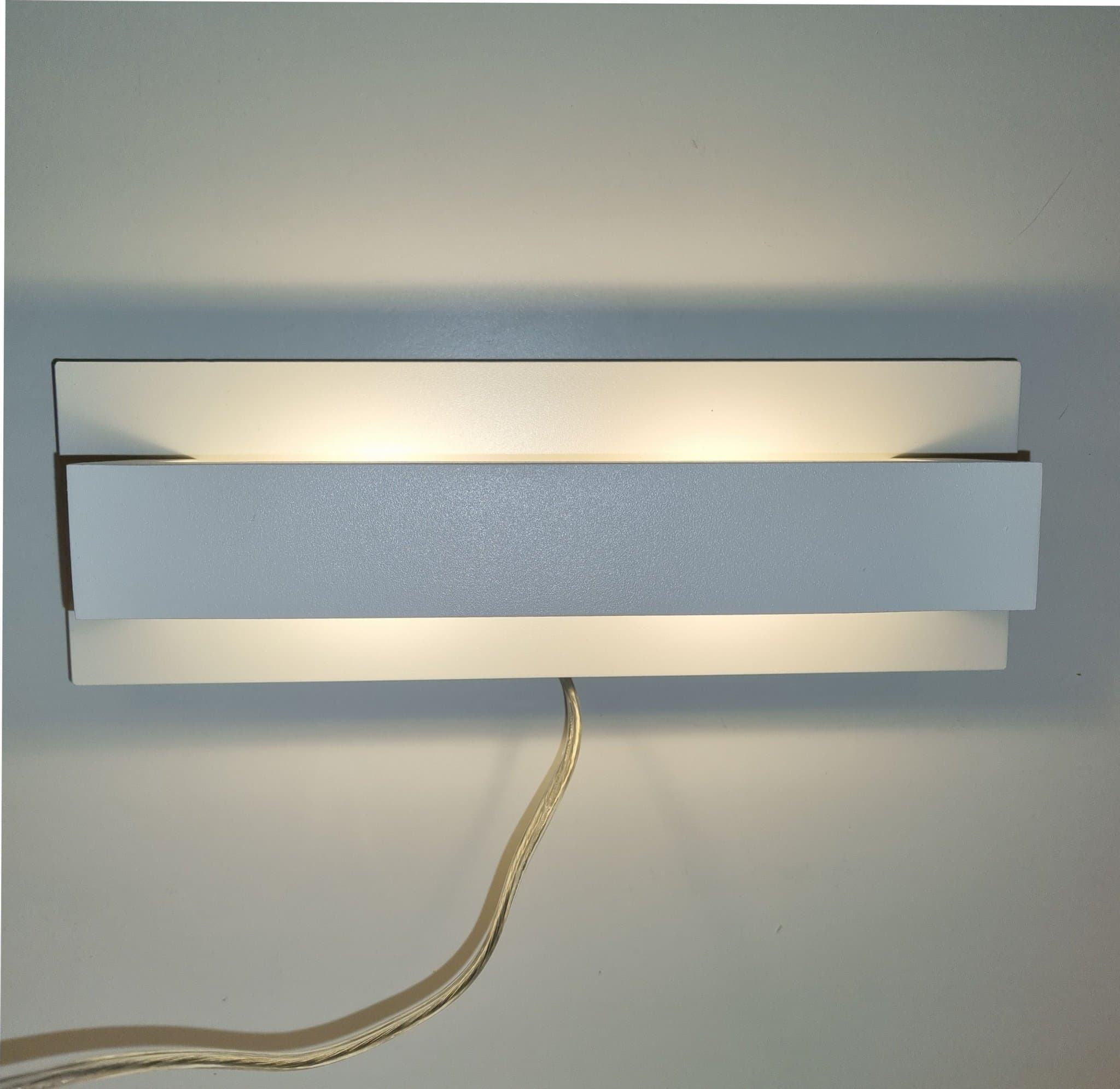 Vägglampa I vitt metall