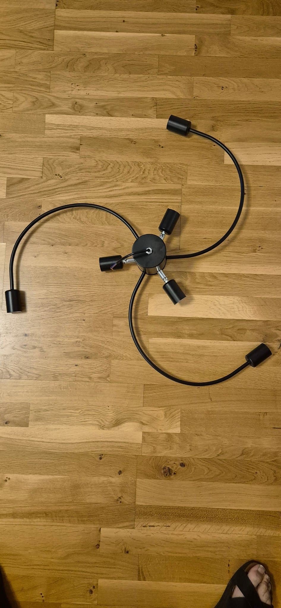 Modern spiralformad taklampa i svart – Stilren belysning för alla rum