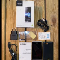 Sony Xperia Miro ST23i vit – komplett med laddare, skal, hörlurar & tillbehör