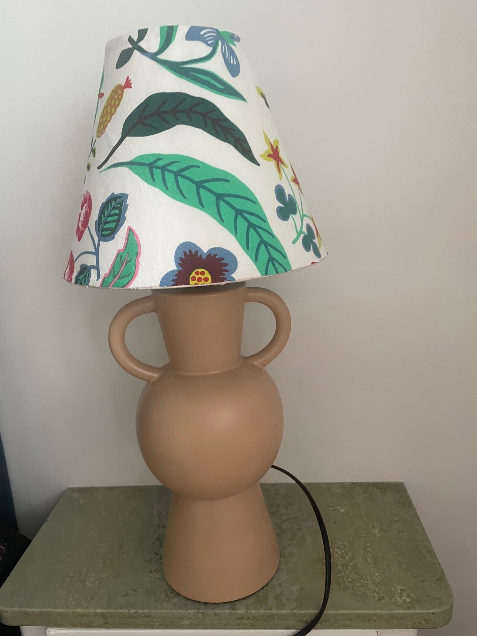 Bordslampa ,, Mio ,,och lampskärm Josef Frank tyg