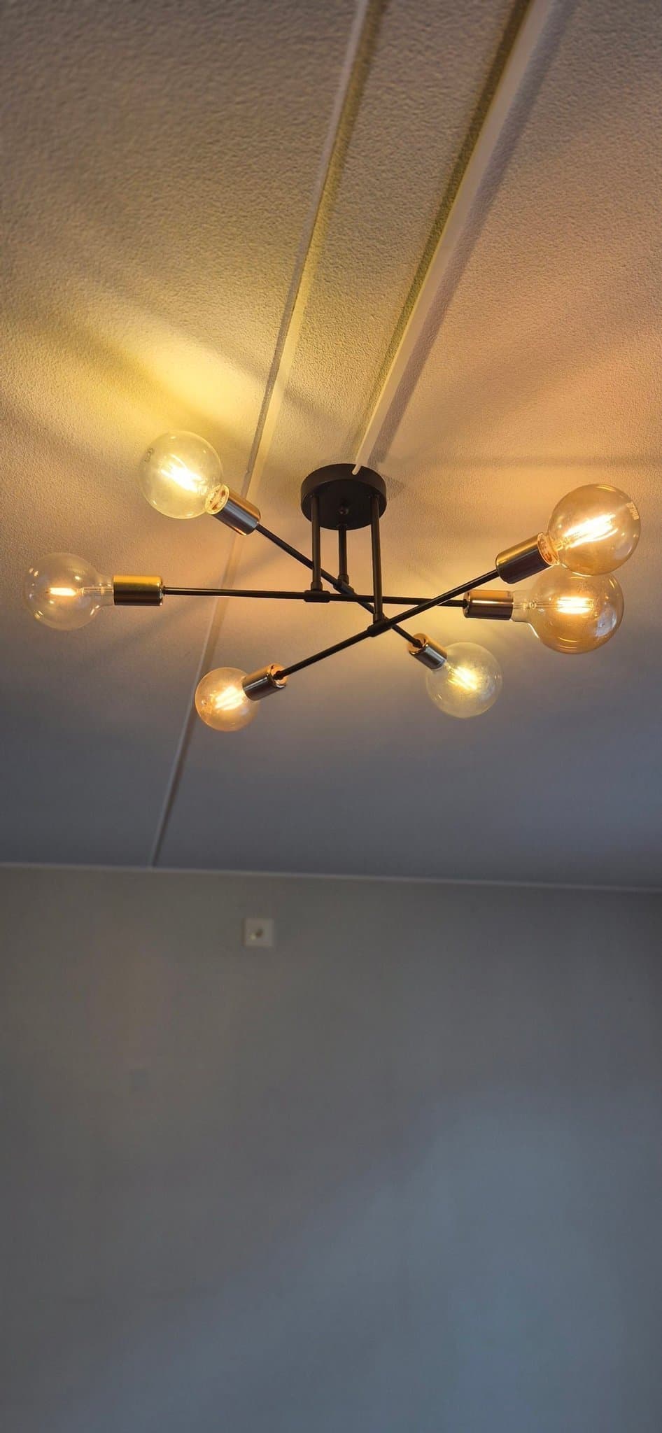 Modern satellitkrona med 6 ljusarmaturer – Svart & guld, E27/E26