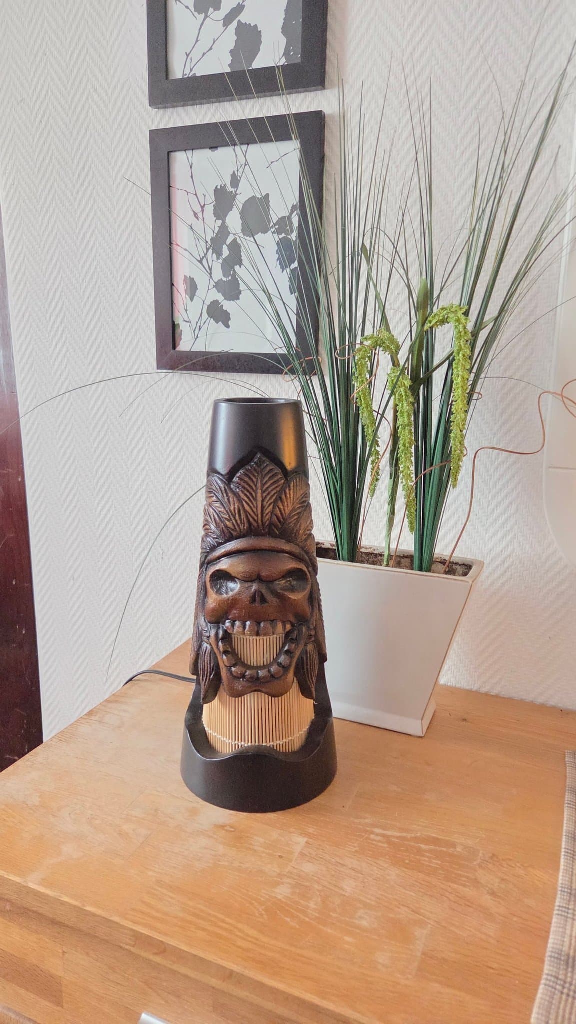 Exklusiv konisk lampa i trä med dödskallemotiv – blickfånget till halloween!