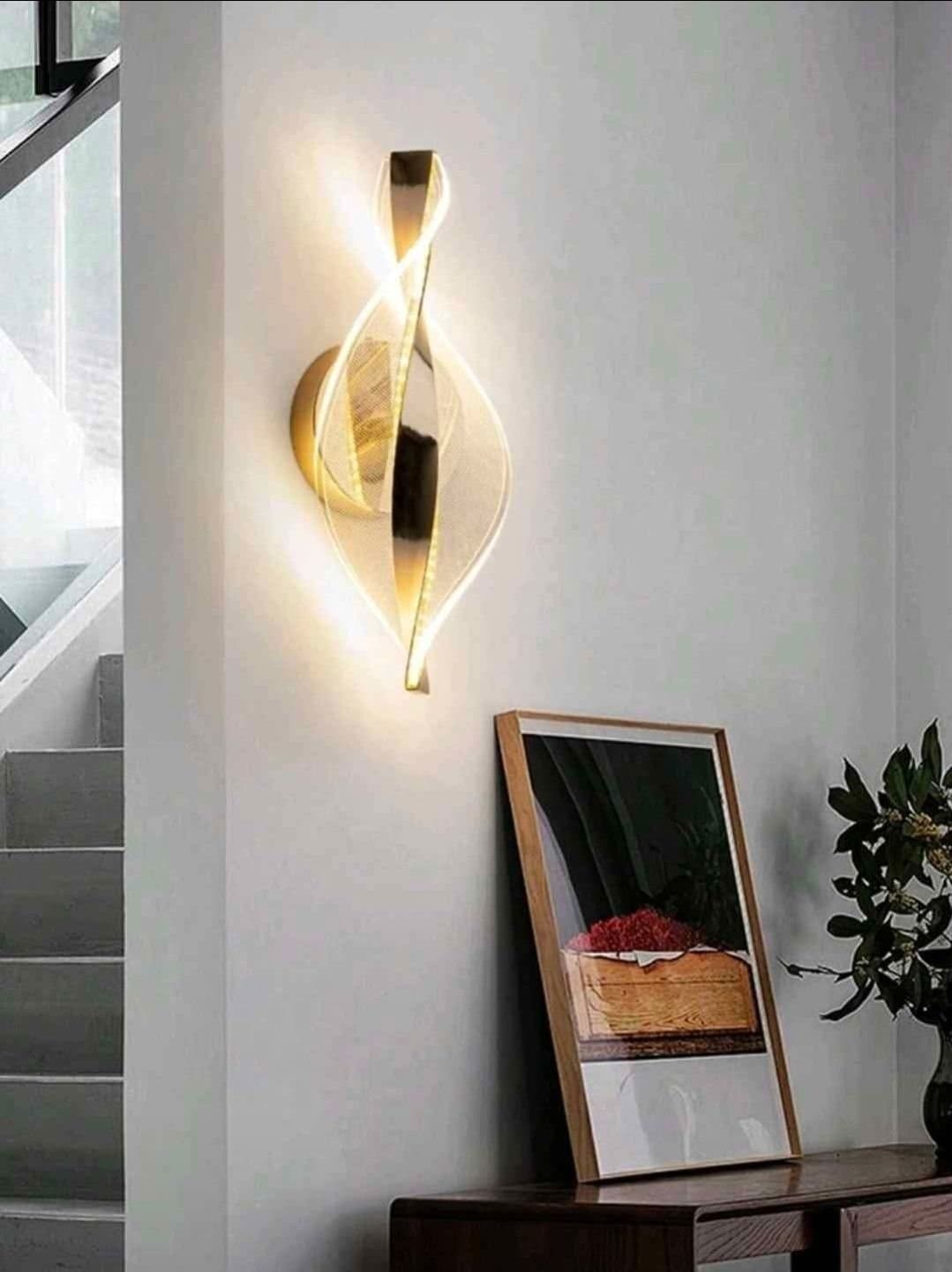 Elegant vägglampa i Gyllene Design