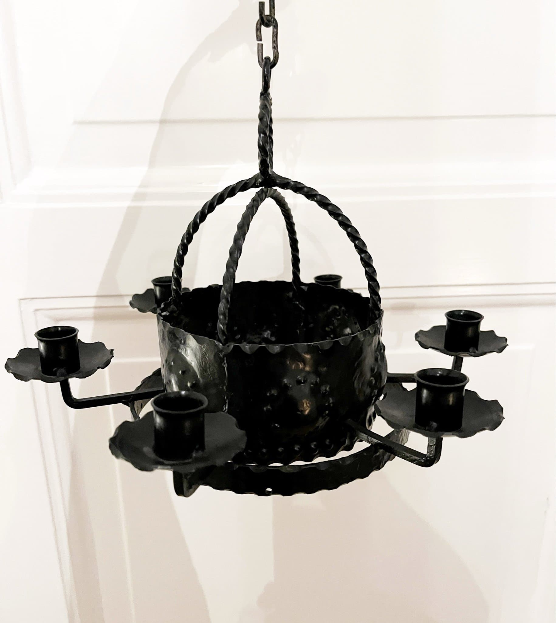 Mindre jättetrevlig ljuskrona i svart smide