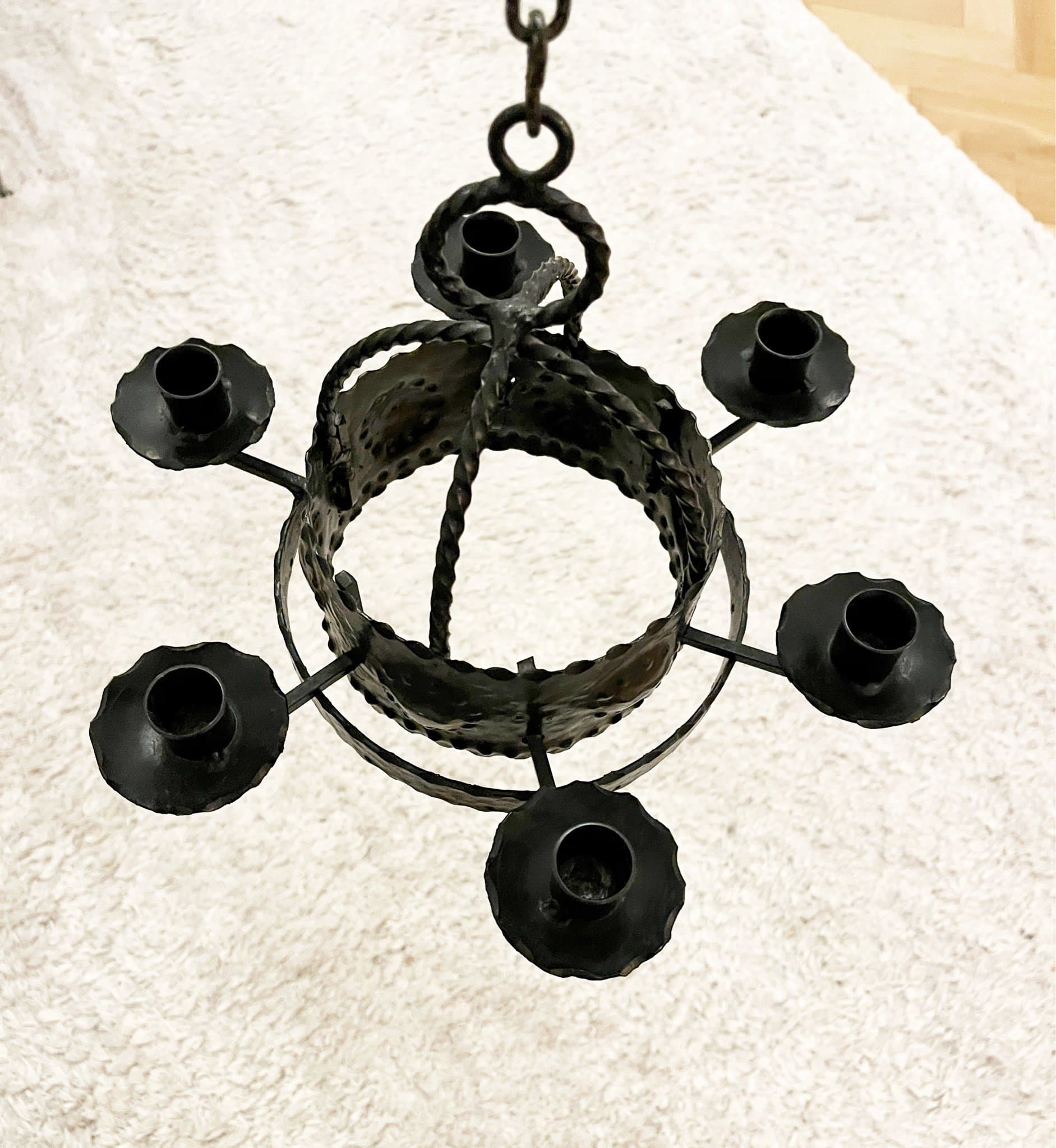 Mindre jättetrevlig ljuskrona i svart smide